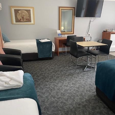 Town & Country Motor Inn Форбс Екстериор снимка