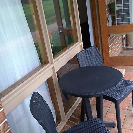 Town & Country Motor Inn Форбс Екстериор снимка