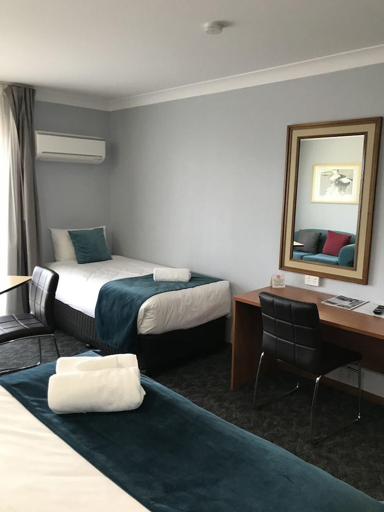 Town & Country Motor Inn Форбс Екстериор снимка