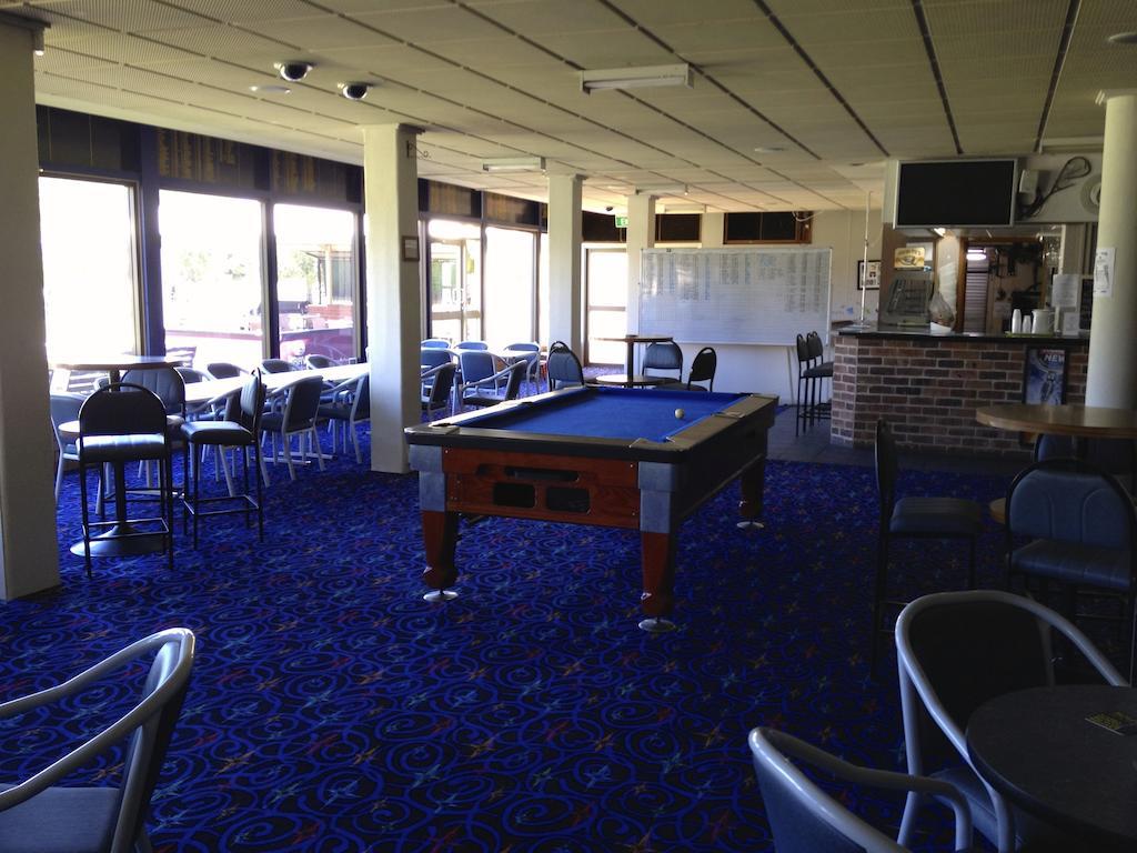 Town & Country Motor Inn Форбс Екстериор снимка