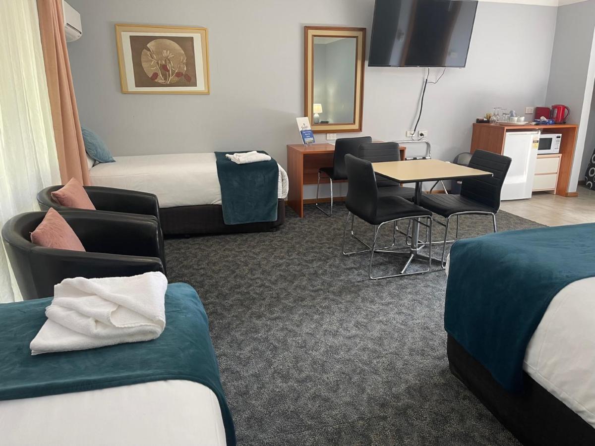Town & Country Motor Inn Форбс Екстериор снимка