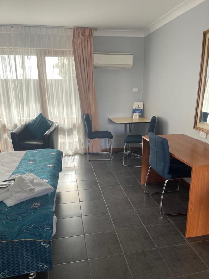 Town & Country Motor Inn Форбс Екстериор снимка