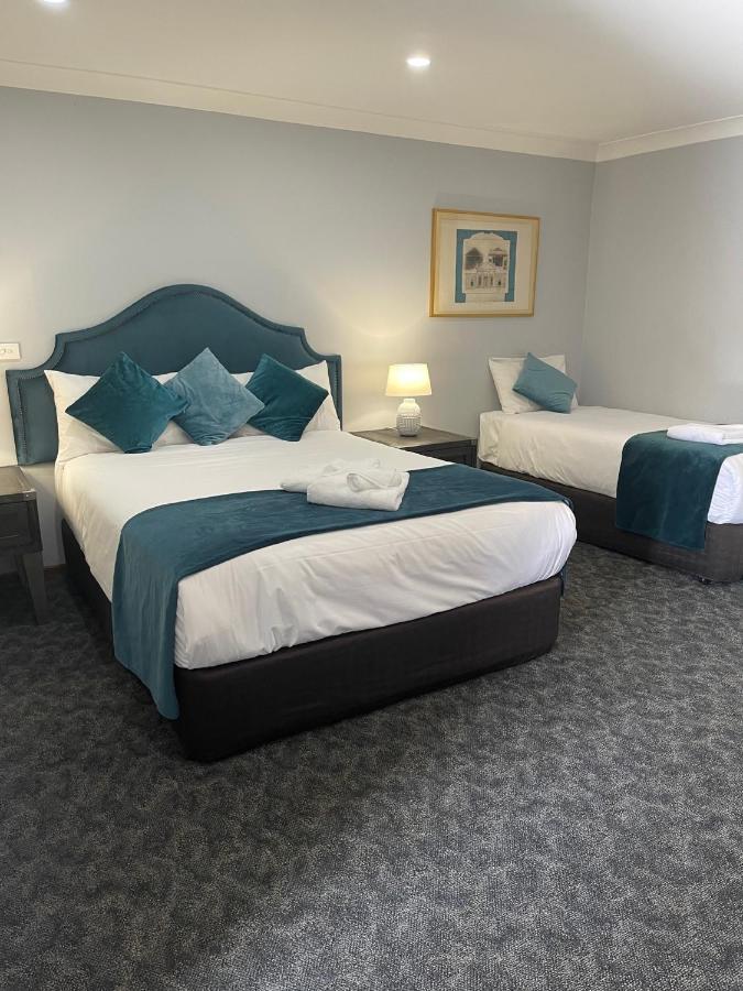 Town & Country Motor Inn Форбс Екстериор снимка