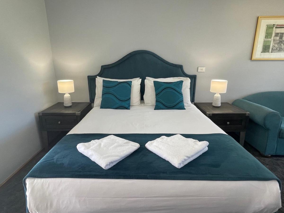 Town & Country Motor Inn Форбс Екстериор снимка