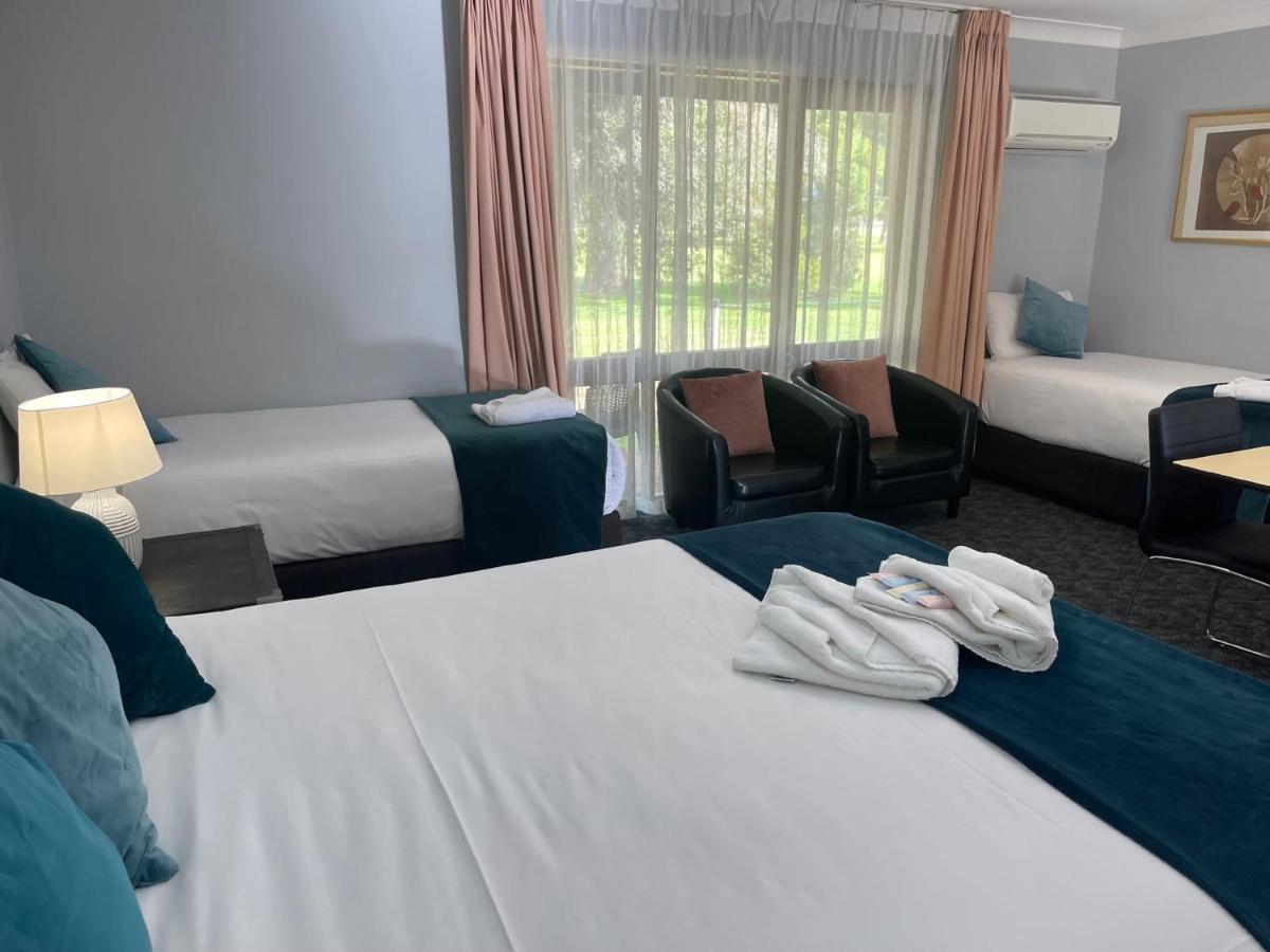 Town & Country Motor Inn Форбс Екстериор снимка