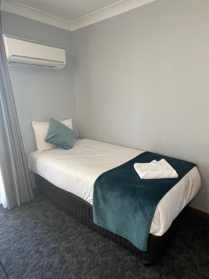 Town & Country Motor Inn Форбс Екстериор снимка