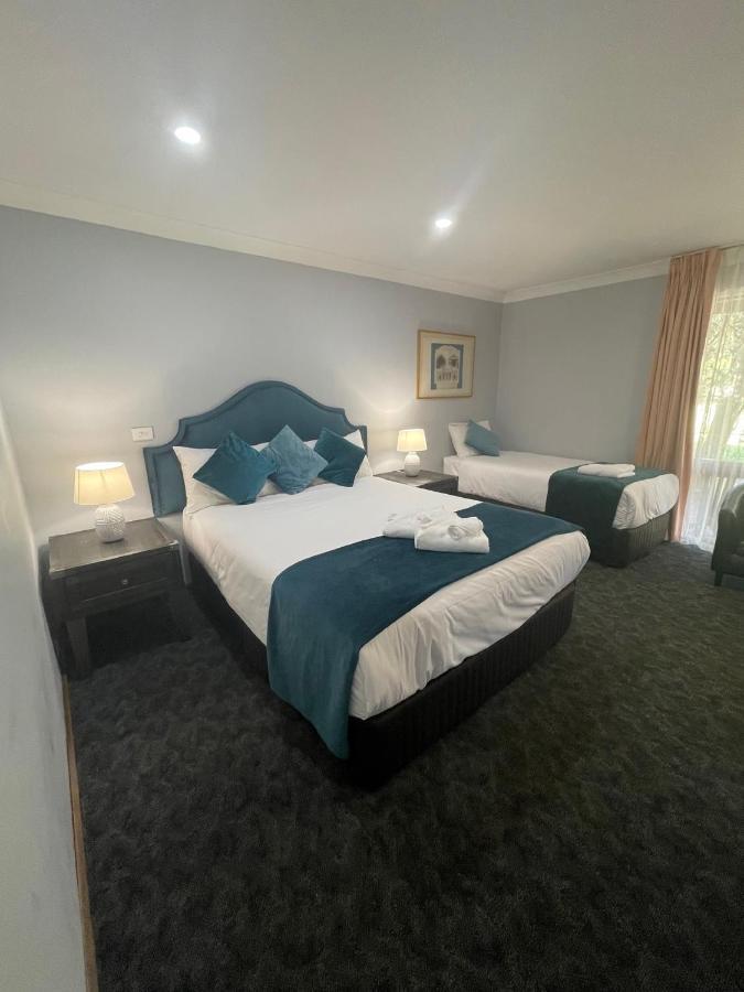 Town & Country Motor Inn Форбс Екстериор снимка