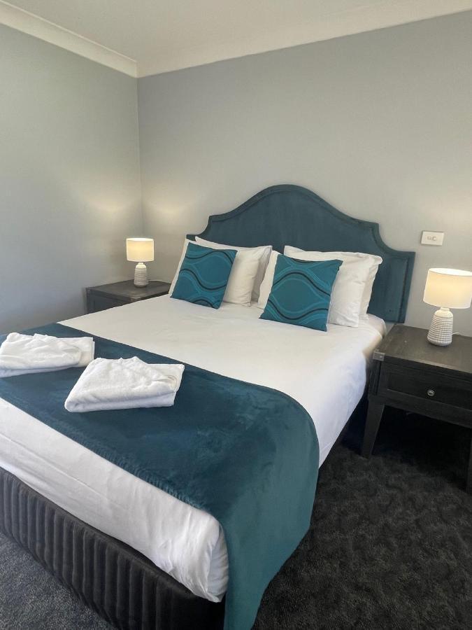 Town & Country Motor Inn Форбс Екстериор снимка