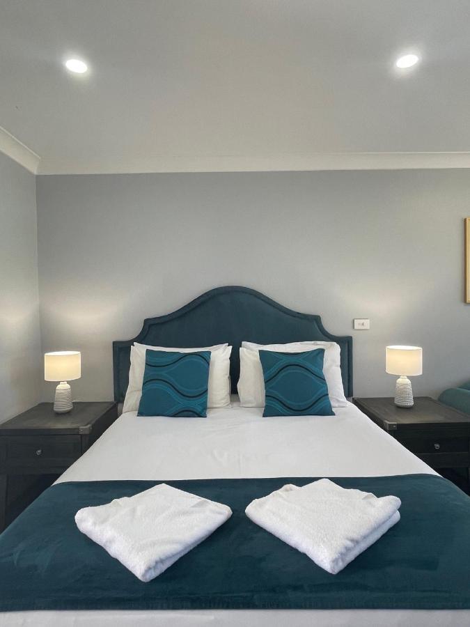 Town & Country Motor Inn Форбс Екстериор снимка