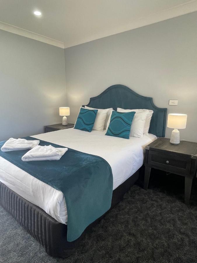 Town & Country Motor Inn Форбс Екстериор снимка