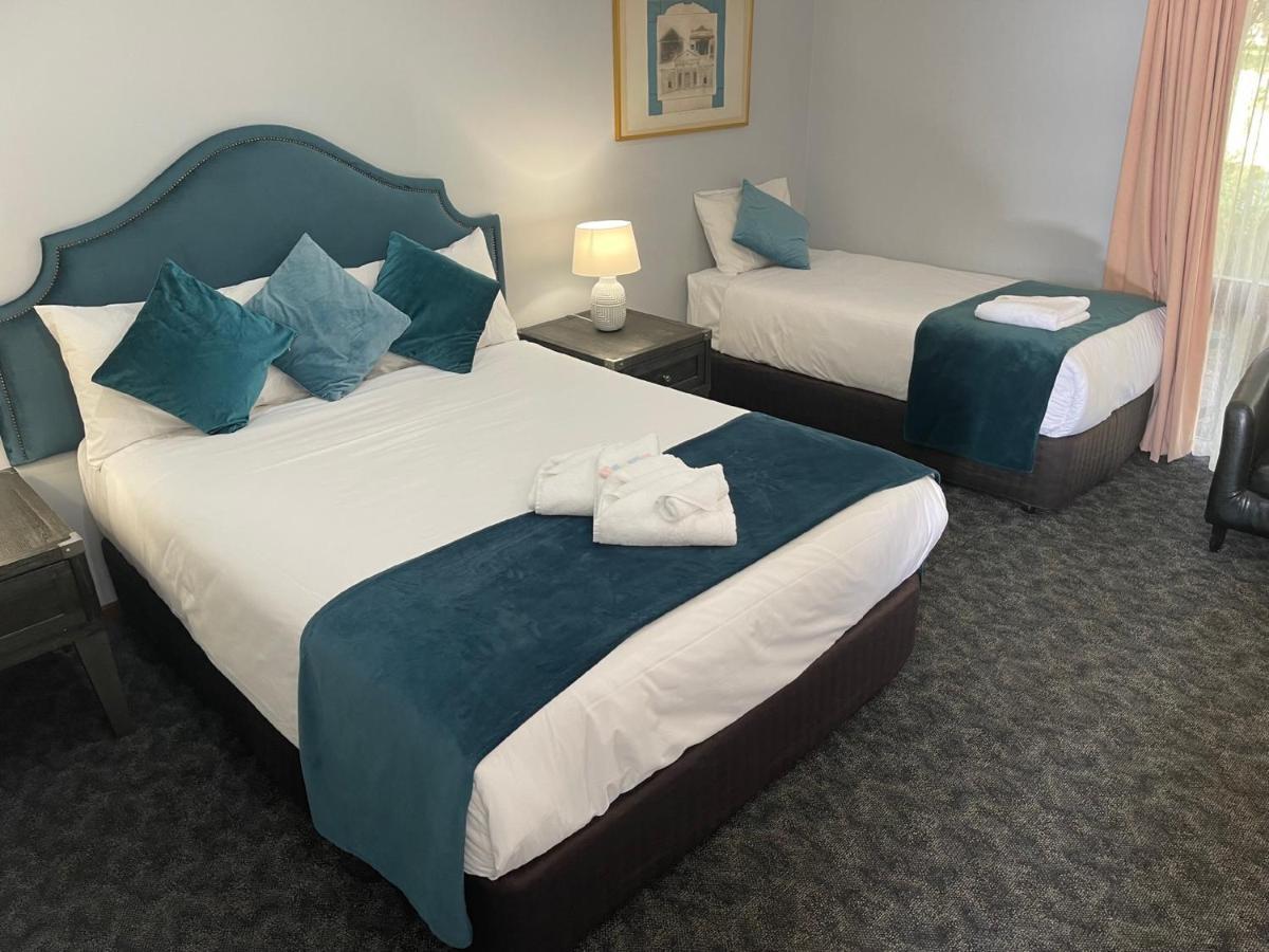Town & Country Motor Inn Форбс Екстериор снимка