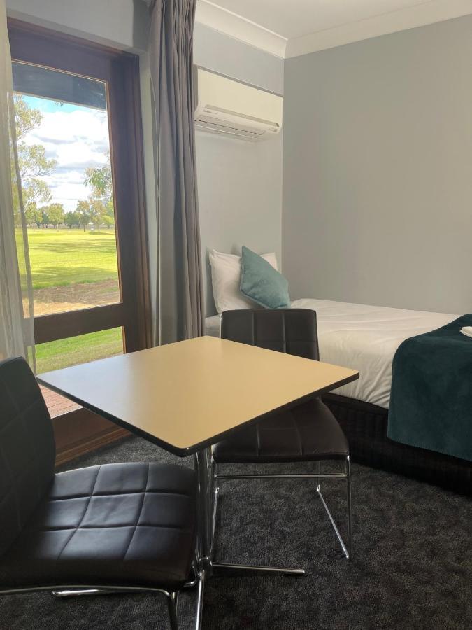 Town & Country Motor Inn Форбс Екстериор снимка