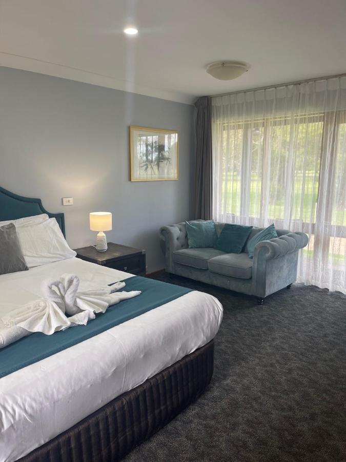Town & Country Motor Inn Форбс Екстериор снимка