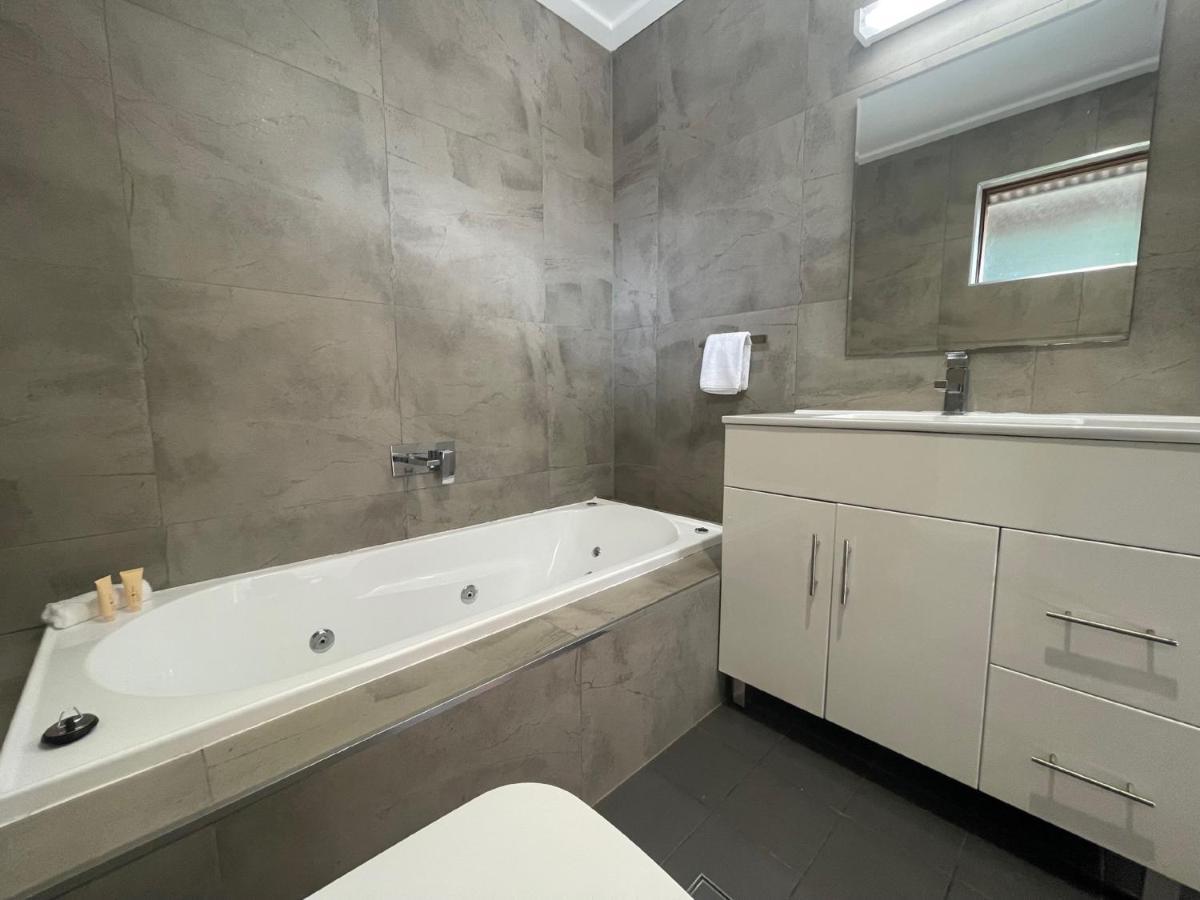 Town & Country Motor Inn Форбс Екстериор снимка