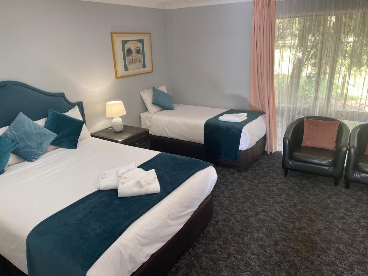 Town & Country Motor Inn Форбс Екстериор снимка