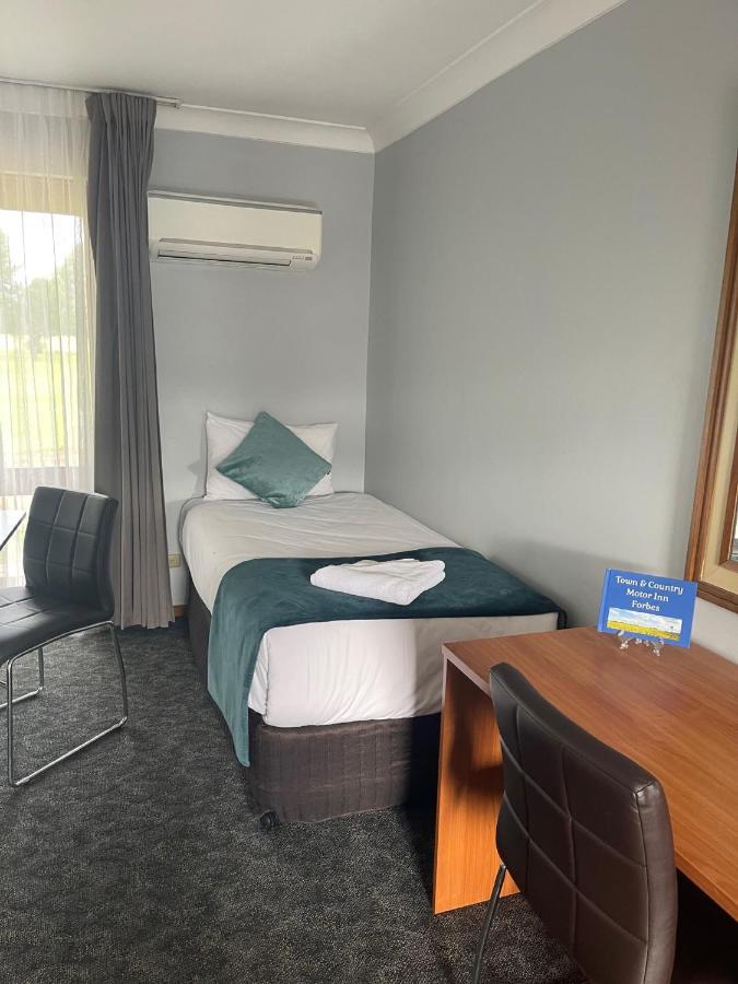Town & Country Motor Inn Форбс Екстериор снимка