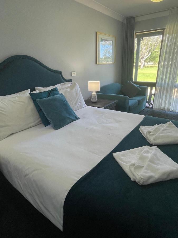 Town & Country Motor Inn Форбс Екстериор снимка