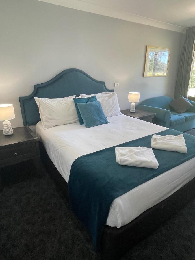 Town & Country Motor Inn Форбс Екстериор снимка