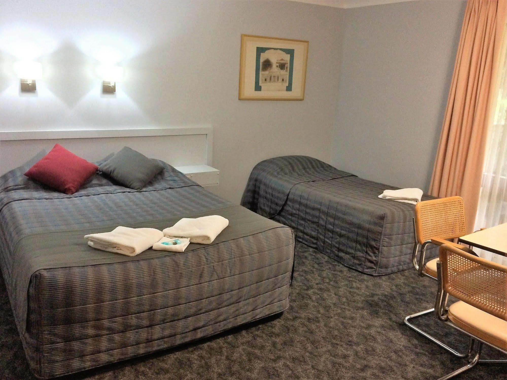 Town & Country Motor Inn Форбс Екстериор снимка