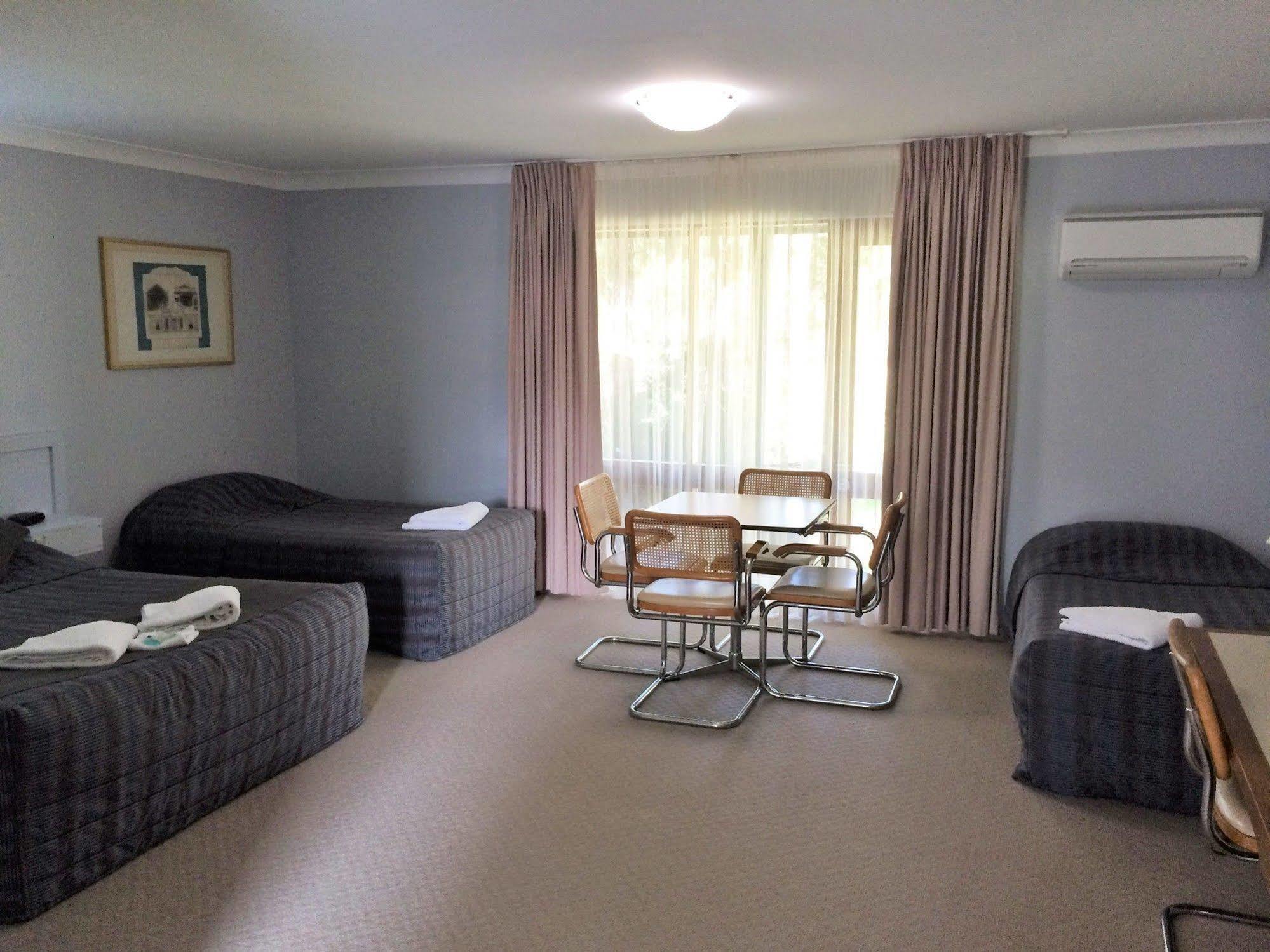 Town & Country Motor Inn Форбс Екстериор снимка