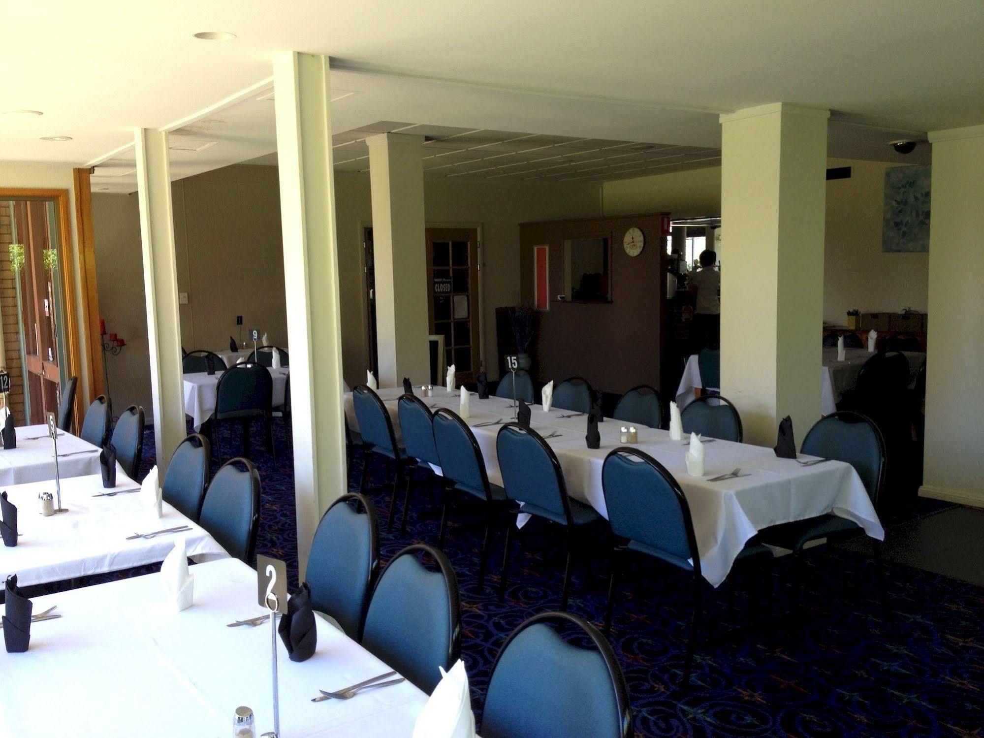 Town & Country Motor Inn Форбс Екстериор снимка