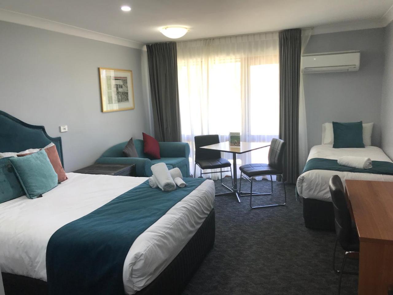 Town & Country Motor Inn Форбс Екстериор снимка