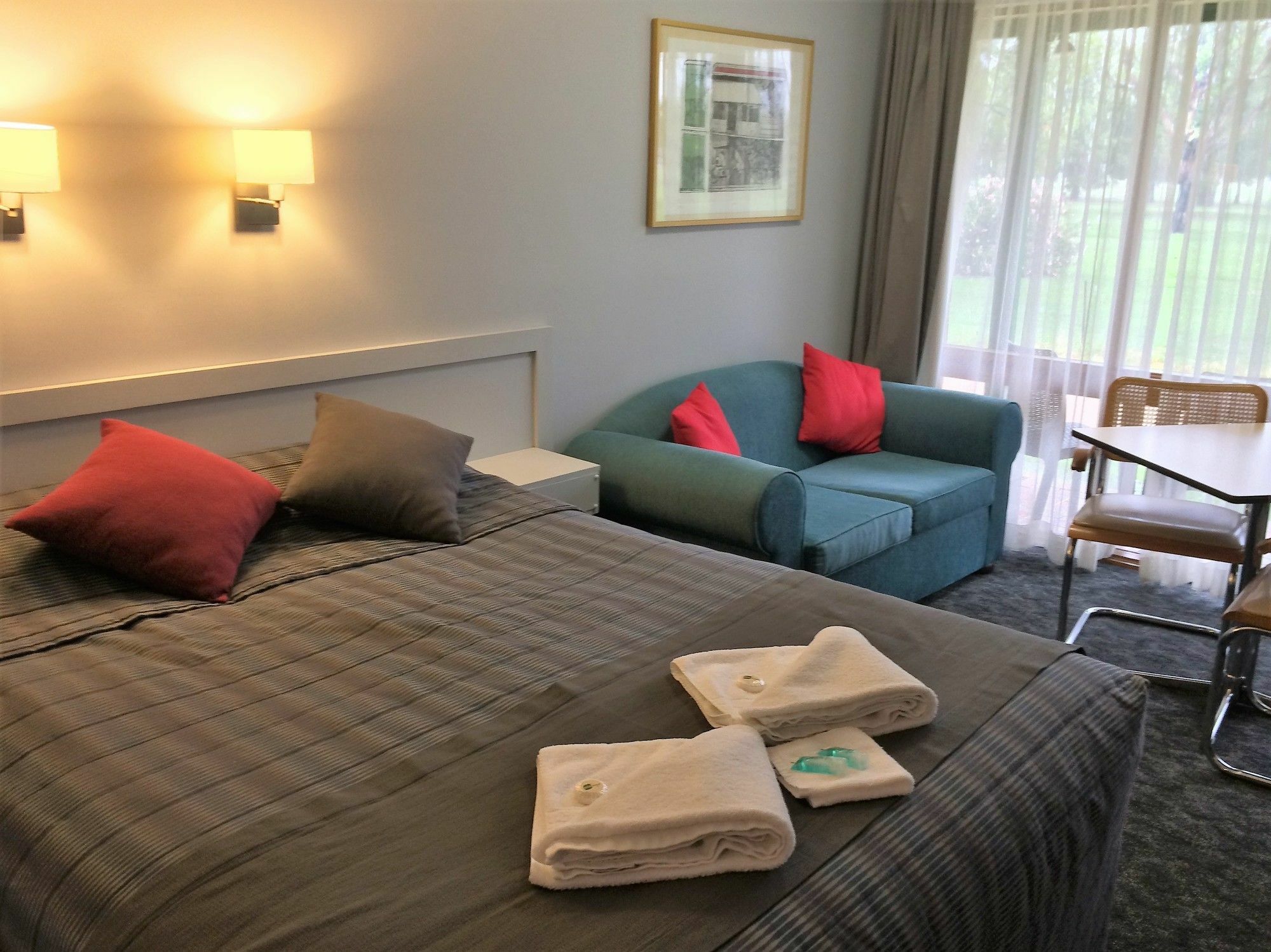 Town & Country Motor Inn Форбс Екстериор снимка