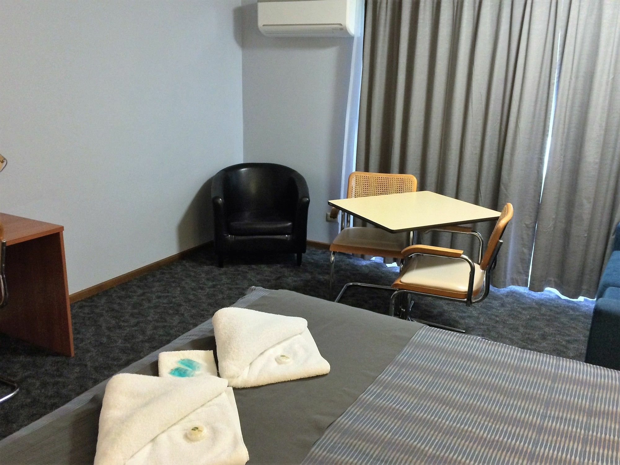 Town & Country Motor Inn Форбс Екстериор снимка