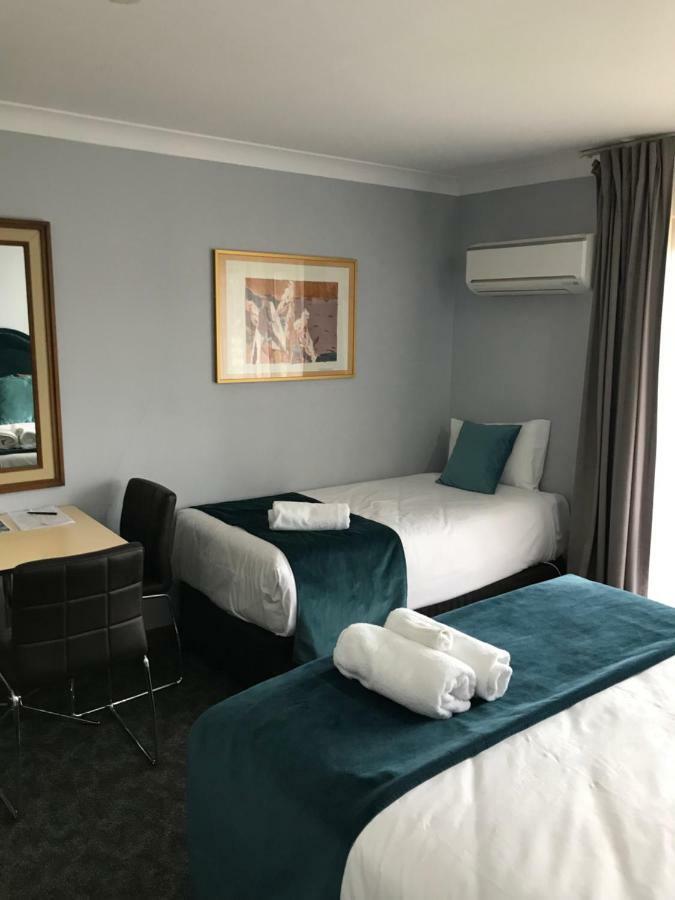 Town & Country Motor Inn Форбс Екстериор снимка